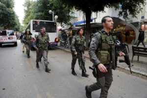عناصر من قوات الأمن الاسرائيلية في موقع الحادث