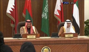 الجبير وعلى يمينه 