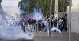 محتجون اثناء اشتباكات مع الشرطة في القصرين بتونس يوم الاربعاء. تصوير: امين بن عزيزة - رويترز