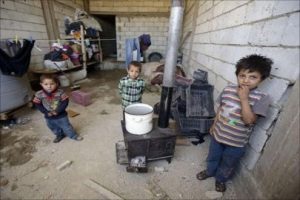 الأمم المتحدة..قوات الاسد تحاصر 45 الف شخص في "المعضمية" 2 احدى الاسر المحاصرة-أرشيفية