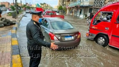 رجال الشرطة يساعدون المواطنين على مواجهة موجة الطقس السيئ 7