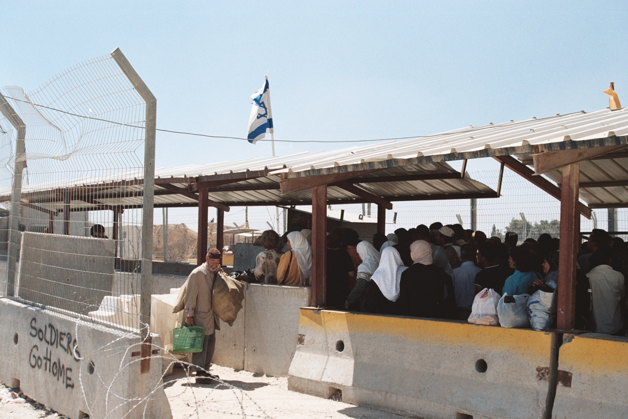 الإمارات تمويل مشروع تحديث نقاط التفتيش الإسرائيلية التي تراقب حركة الفلسطينيين