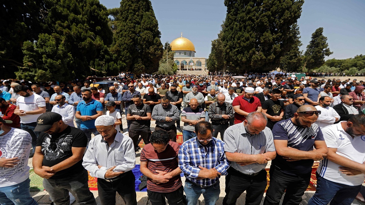 60 ألفا يؤدون صلاة الجمعة الثانية من رمضان في المسجد الأقصى‭ ‬ 1