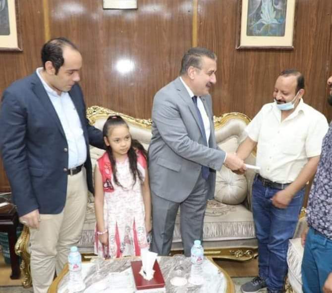 محافظ المنوفية يكرم صاحب واقعة قطار منوف ويصرف له مساعدة مالية 1 محافظ المنوفية يكرم صاحب واقعة قطار منوف ويصرف له مساعدة مالية 1