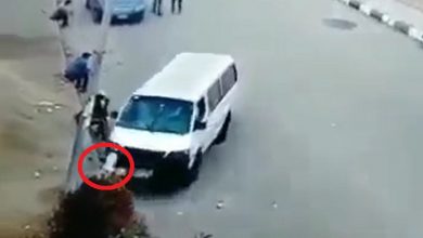 بالفيديو : شاهد سائق ميكروباص يدهس فتاتين في حادث مروع 12