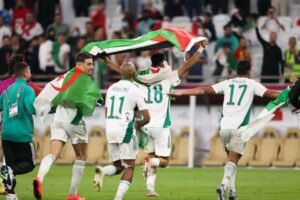 بالصور:لاعبو الجزائر يحملون علم فلسطين بعد التأهل لنصف نهائي كأس العرب 2