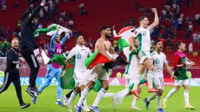 بالصور:لاعبو الجزائر يحملون علم فلسطين بعد التأهل لنصف نهائي كأس العرب 5