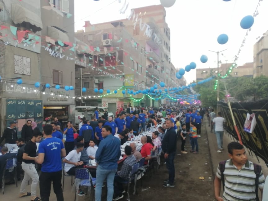   أهالي المطرية بالقاهرة يقيمون مائدة إفطار كبرى جمعت المسلمين والمسيحيين 