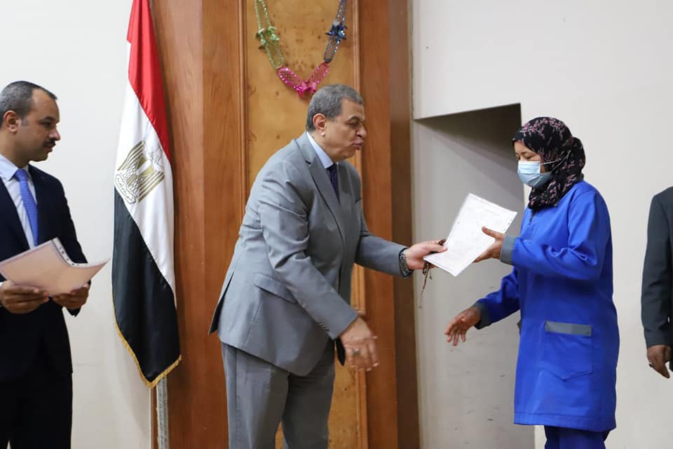سعفان يسلم 4649 وثيقة تأمين ضد الحوادث للعمالة غير المنتظمة بالشرقية