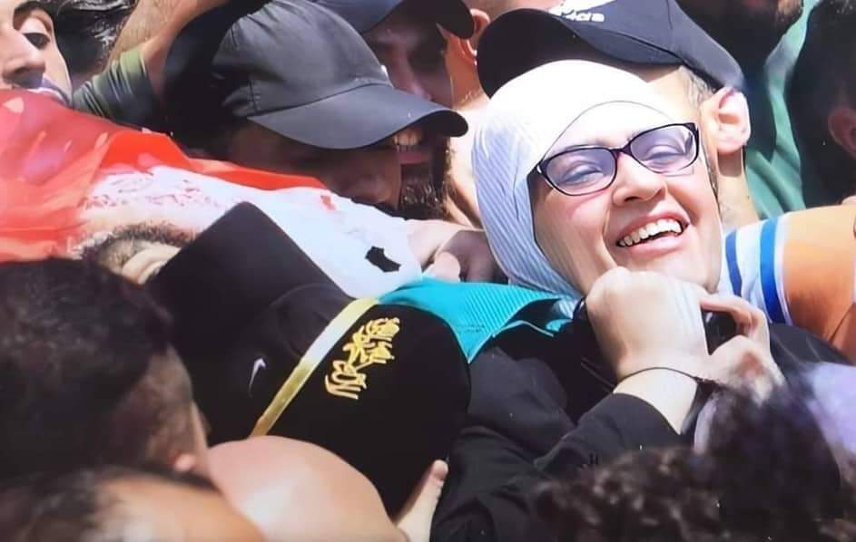 بالفرحة والزغاريد شيعت جنازة الشهيد.