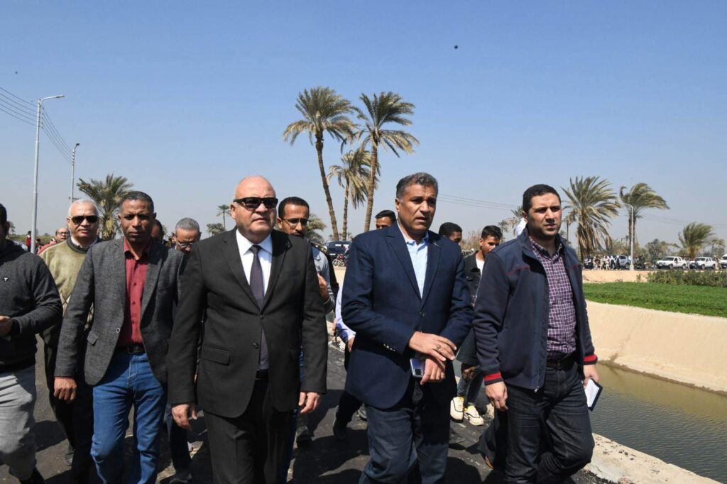 محافظ قنا يتفقد أعمال الرصف والتبطين بقرية العركي  3