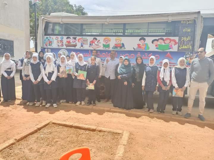 محافظ أسيوط: مكتبة مصر المتنقلة تواصل تنفيذ فعاليتها بزيارة المدارس بالقرى 1 محافظ أسيوط: مكتبة مصر المتنقلة تواصل تنفيذ فعاليتها بزيارة المدارس بالقرى 1