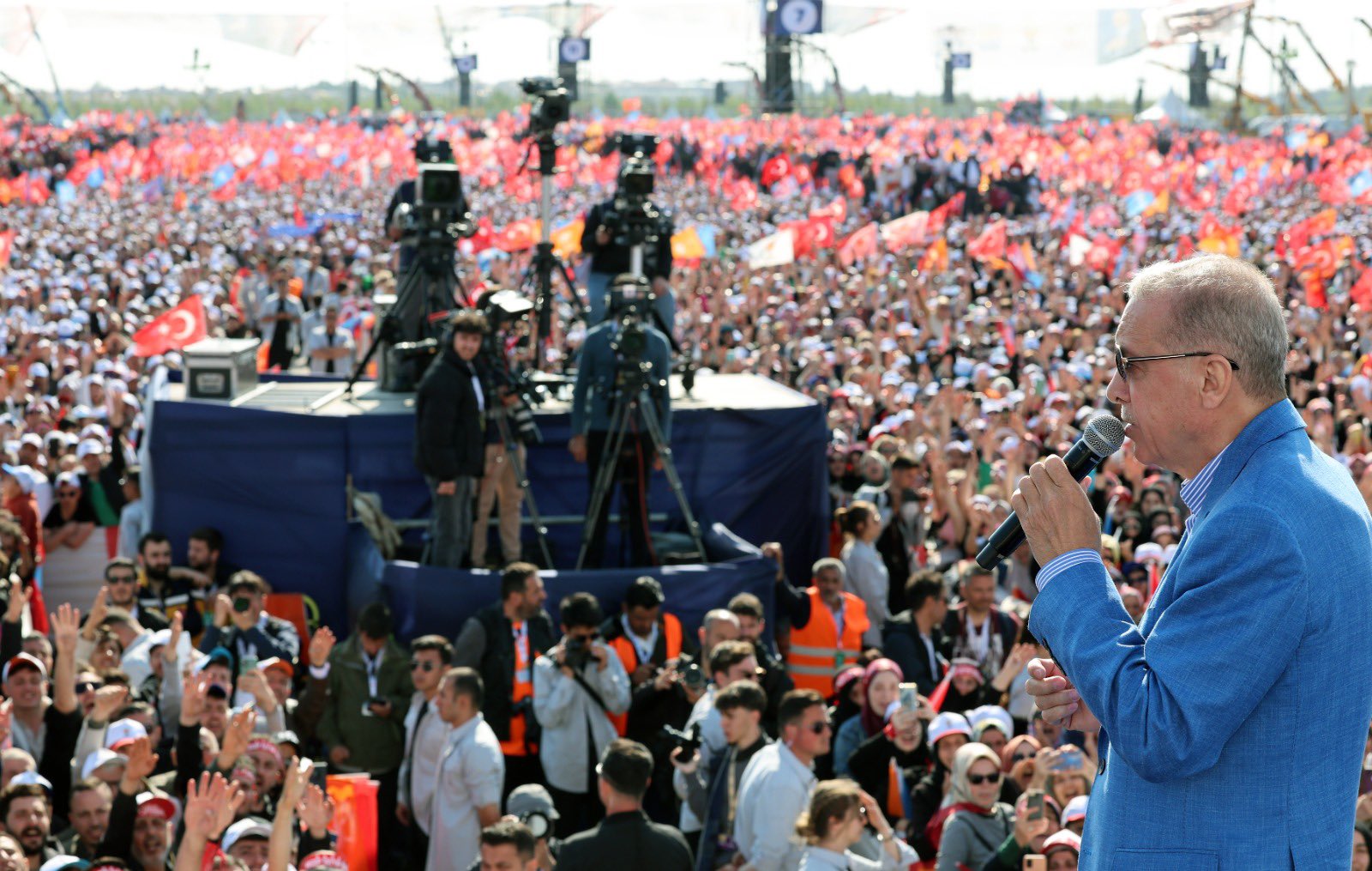 أردوغان خلال مؤتمره الانتخابي:سيئت وجوه أولئك الذين يكيدون لهذه البلاد المكائد. 1