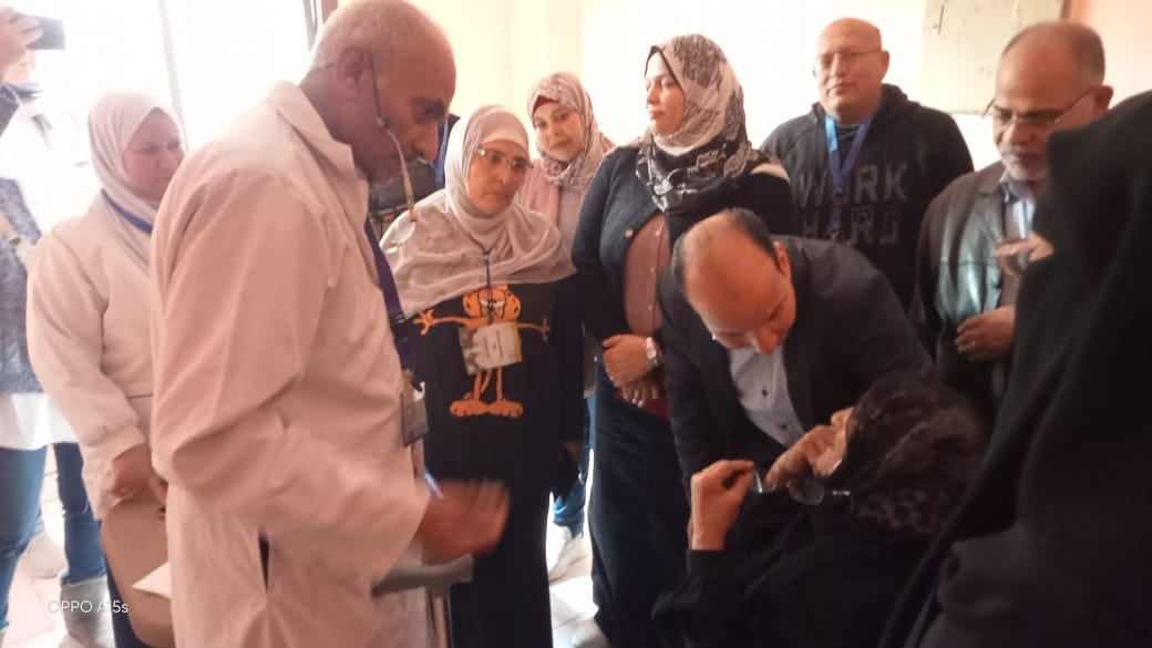 الجزار يتفقد القافلة الطبية بقرية ميت الحوفيين ببنها 1 الجزار يتفقد القافلة الطبية بقرية ميت الحوفيين ببنها 1