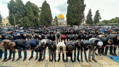 عشرات الآلاف يؤدون صلاة الجمعة في المسجد الأقصى رغم عراقيل الاحتلال 3