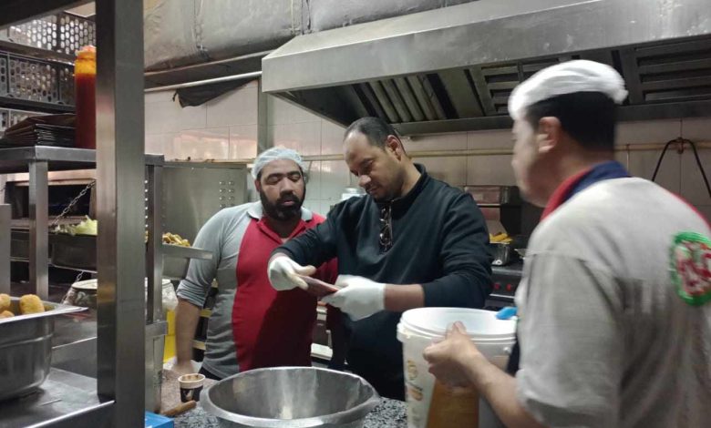 ضبط مصنع عسل بدون ترخيص ولحوم غير صالحة للاستهلاك الآدمي خلال حملات تموينية بمركزي القوصية ومنفلوط بأسيوط