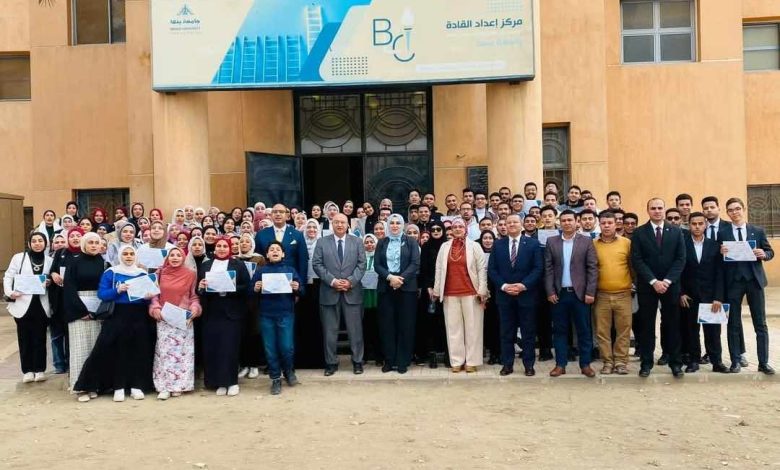 تكريم المشاركين بالدوره التدريبيه ببرنامج اعداد القاده السابع بجامعة بنها