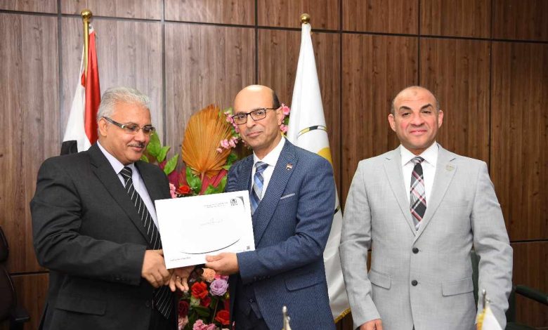 المنشاوي يُكرّم أعضاء اللجنة المركزية لأخلاقيات البحث العلمى بجامعة أسيوط