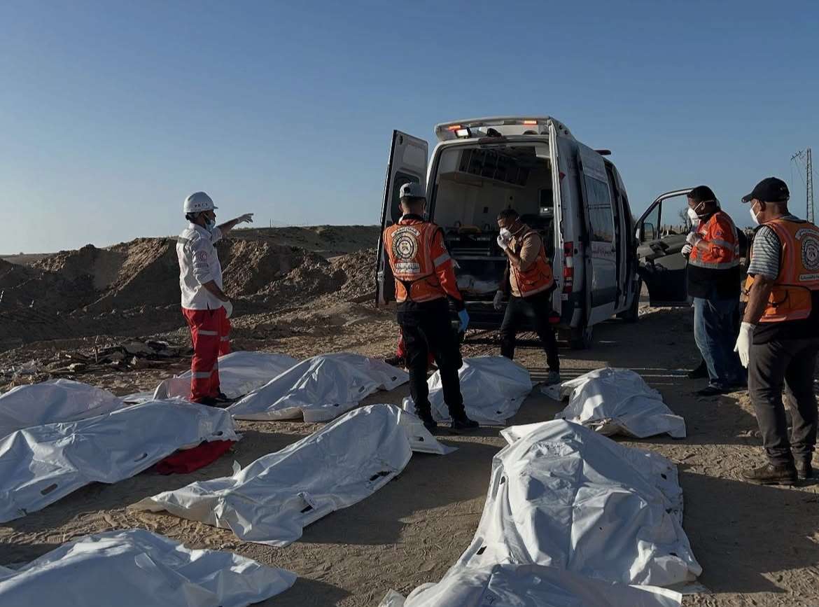 مطالبات بمعاقبة إسرائيل ..غضب عالمي على جريمة إعدام عمال الإغاثة في رفح 1 مطالبات بمعاقبة إسرائيل ..غضب عالمي على جريمة إعدام عمال الإغاثة في رفح 1