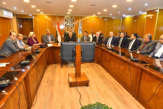 محافظ أسيوط يجتمع مع خريجي الطب البيطري لعرض فرص تدريب وتشغيل في المجازر الحكومية 1 محافظ أسيوط يجتمع مع خريجي الطب البيطري لعرض فرص تدريب وتشغيل في المجازر الحكومية 1