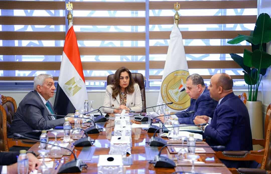 وزيرة التنمية المحلية تتابع سير العمل فى منظومتي التصالح على مخالفات البناء وتراخيص المحال العامة بالمحافظات