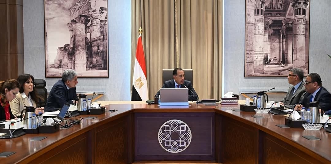 رئيس الوزراء يتابع التشغيل التجريبي لتطوير الأهرامات ويستعرض فرص الاستثمار في السياحة والآثار