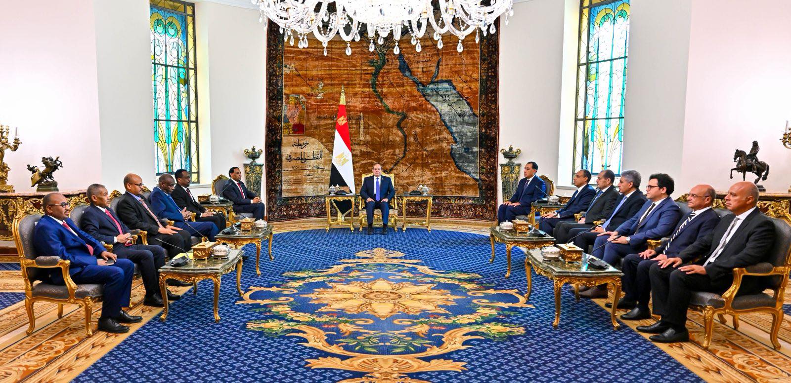 الرئيس السيسي يبحث مع رئيس وزراء السودان دعم العلاقات وتنسيق الجهود لاستعادة الاستقرار